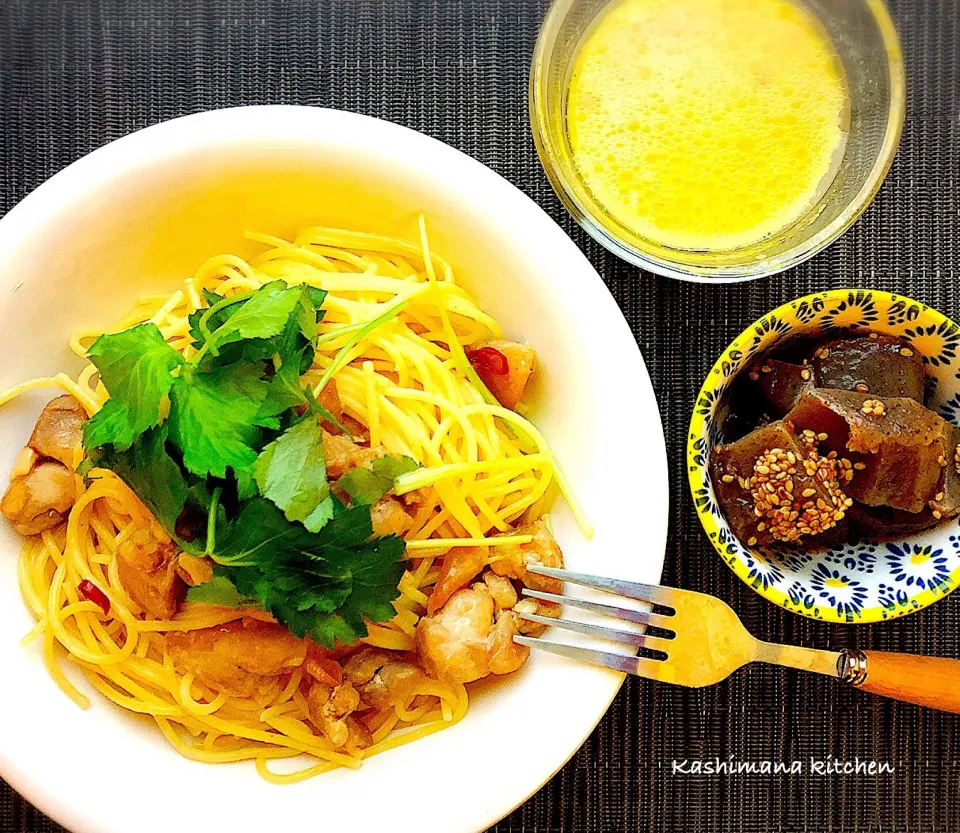 Snapdishの料理写真:鶏肉と三つ葉のペペロンチーノ風🍝
Chicken and mitsuba peperoncino.|Kashimanakitchenさん