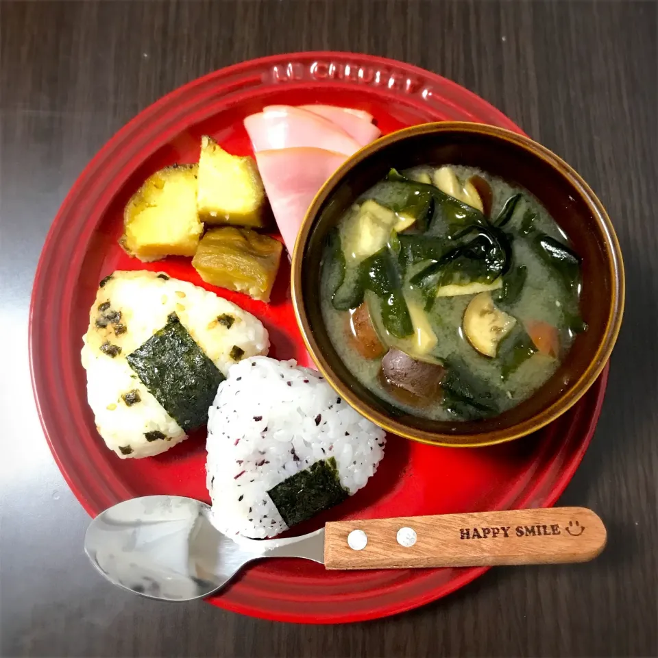 10/18❁息子朝ごはん☀️
茄子とわかめのお味噌汁
ゆかり&ふりかけおにぎり🍙
ハム
焼き芋🍠|つんさん