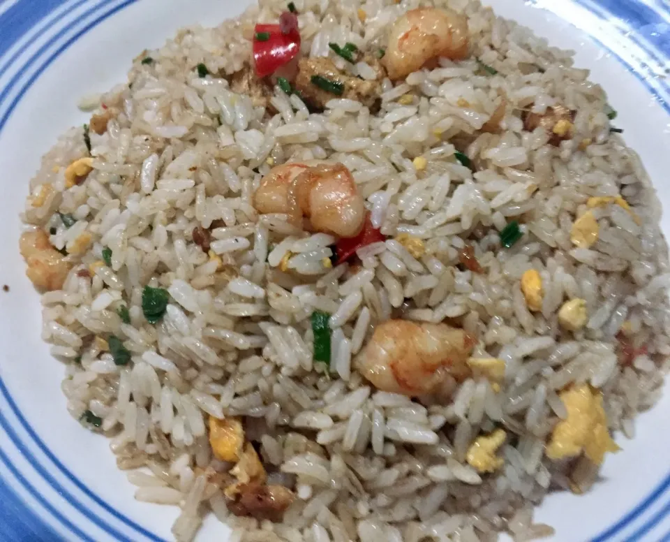 Snapdishの料理写真:Arroz Chaufa de langostinos y pollo|Justo Romeroさん