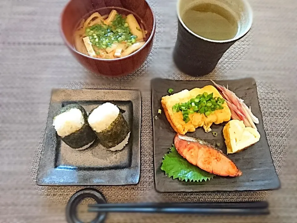 連休３日目の朝ご飯♪

●たぬきおむすび🍙
●焼き鮭&だし巻き玉子
●お味噌汁|yokoさん