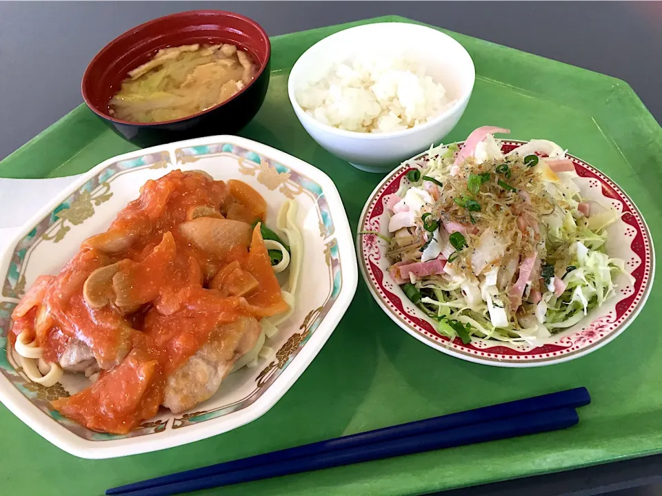 Snapdishの料理写真:チキンのトマトクリーム煮、しらすとシソ大根サラダ|Tadahiko Watanabeさん