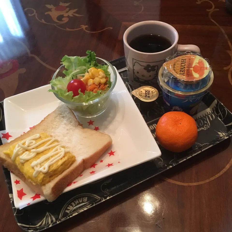 Snapdishの料理写真:今日の朝ごパン(๑´ڡ`๑)厚焼き玉子サンド、サラダ、蜜柑、ギリシャヨーグルト(蜂蜜)、珈琲|mayumiさん