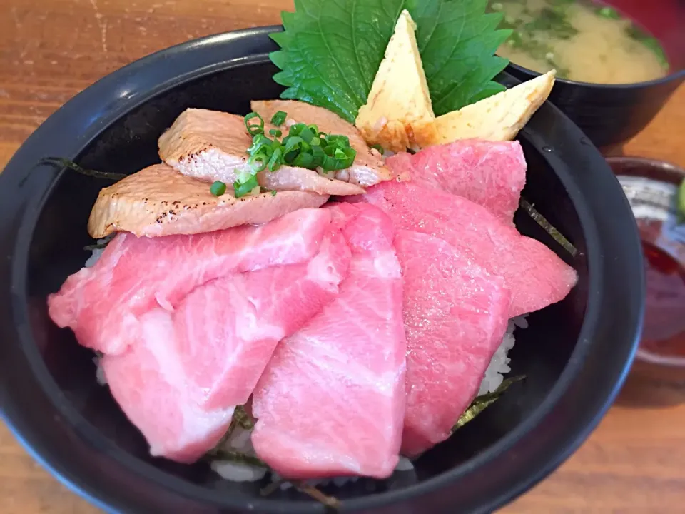 特選本鮪大トロ丼 〜 炙りも3切乗ってました！|リフルシャッフルさん