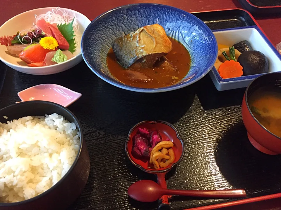 Snapdishの料理写真:鯖の味噌煮定食|しゅんすけさん