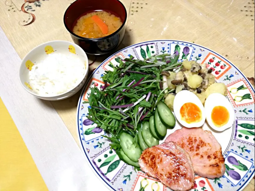 晩ごはん
 - ハムステーキ🐷
 - シメジ入りジャーマンポテト風
 - 赤水菜とサラダ水菜のｼｬｷｼｬｷサラダ
 - カボチャ人参 お味噌汁🎃|korinoさん