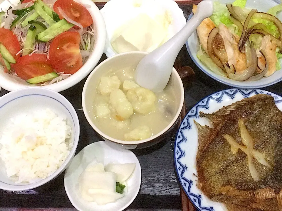 Snapdishの料理写真:今夜の夕食です。鰈の素揚げ、鶏肉ササミ焼き、カリフラワーと里芋のクリームシチュー、冷奴、サラダ、お漬物、御飯少々です。|詳智　片山さん