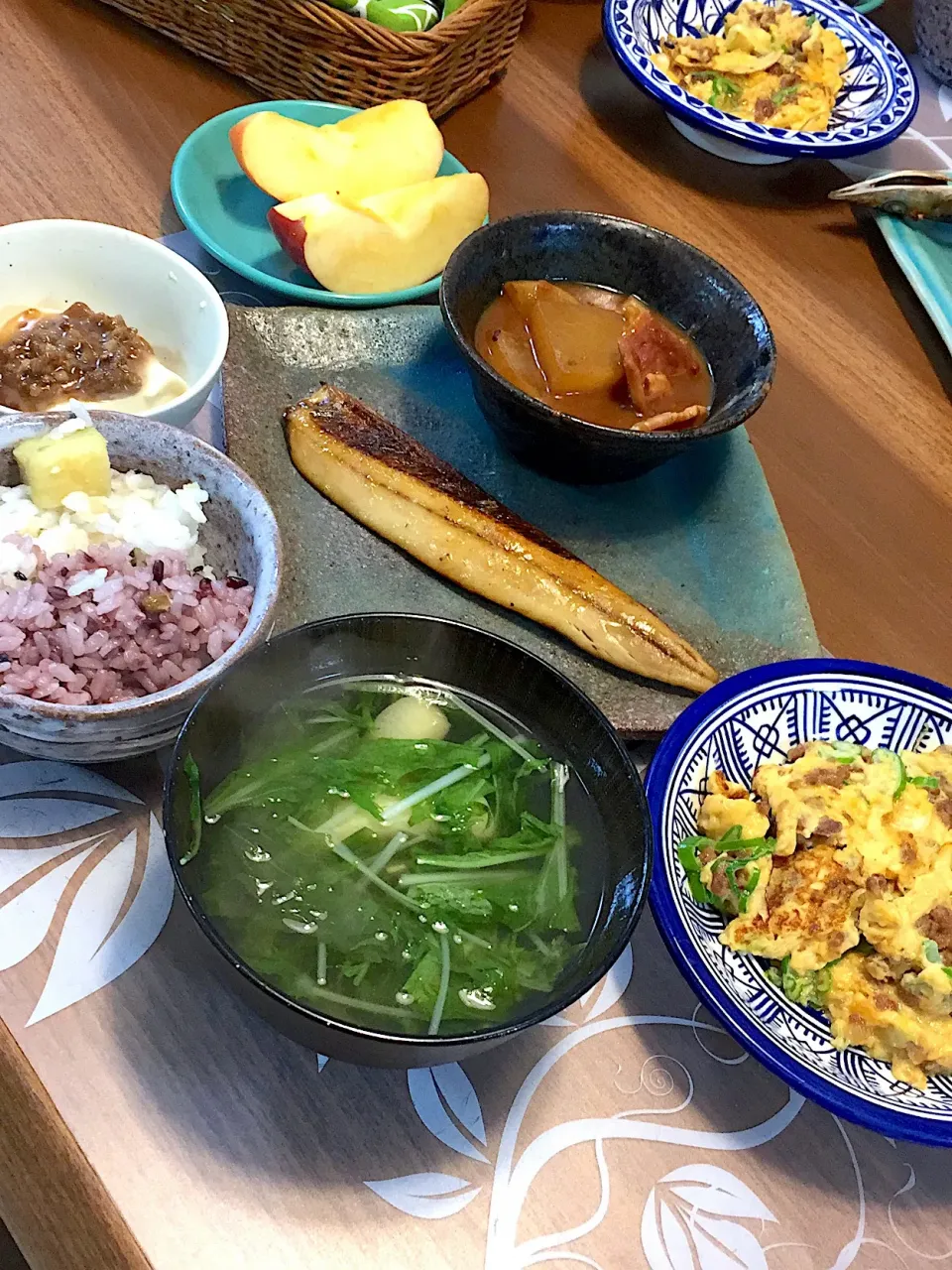 晩御飯
秋刀魚干物、肉ネギ入り卵、大根と豚肉の味噌煮、水菜と揚げの味噌汁、十穀米とサツマイモご飯、肉味噌豆腐、りんご|かよちゃんさん