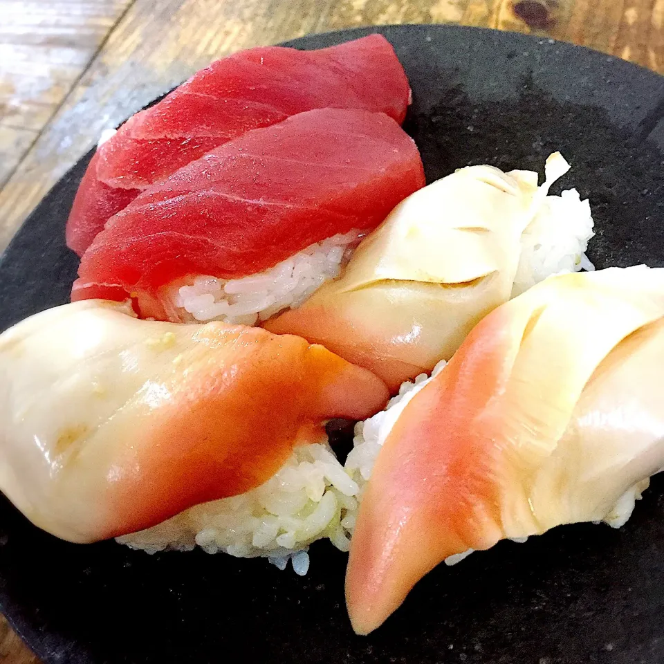 マグロの刺身とホッキでお鮨🍣|アッツさん