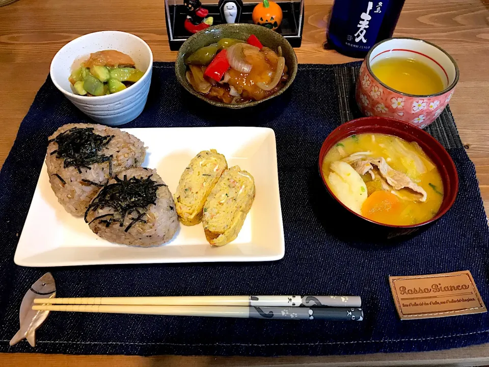 ＊サーモンとアボカドの漬け＊雑穀とミョウガのオニギリ＊鶏の甘酢あんかけ＊豚汁＊山芋入り卵焼き|まぁちゃんさん