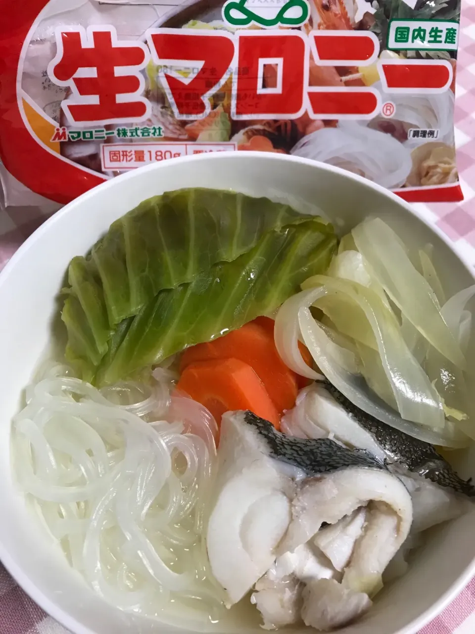 超手軽っ！でもお腹も膨らむ
生マロニーと野菜とタラで煮込み鍋👍|ともさん