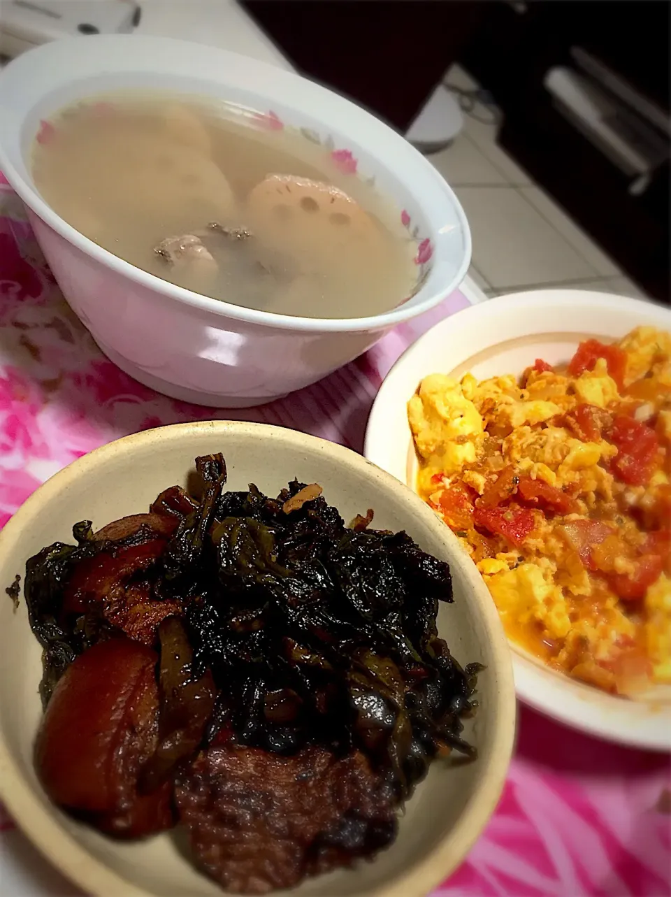 家族的回憶⋯⋯
梅干扣肉，蕃茄蛋，蓮藕雞湯。

好久沒挑戰媽媽的味道！|樓有紋さん