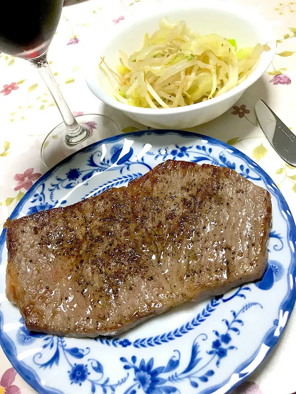 Snapdishの料理写真:横浜ビーフのサーロインステーキ(*^^*)
赤ワインと一緒に(*^^*)|プリンセスみっちゃんさん