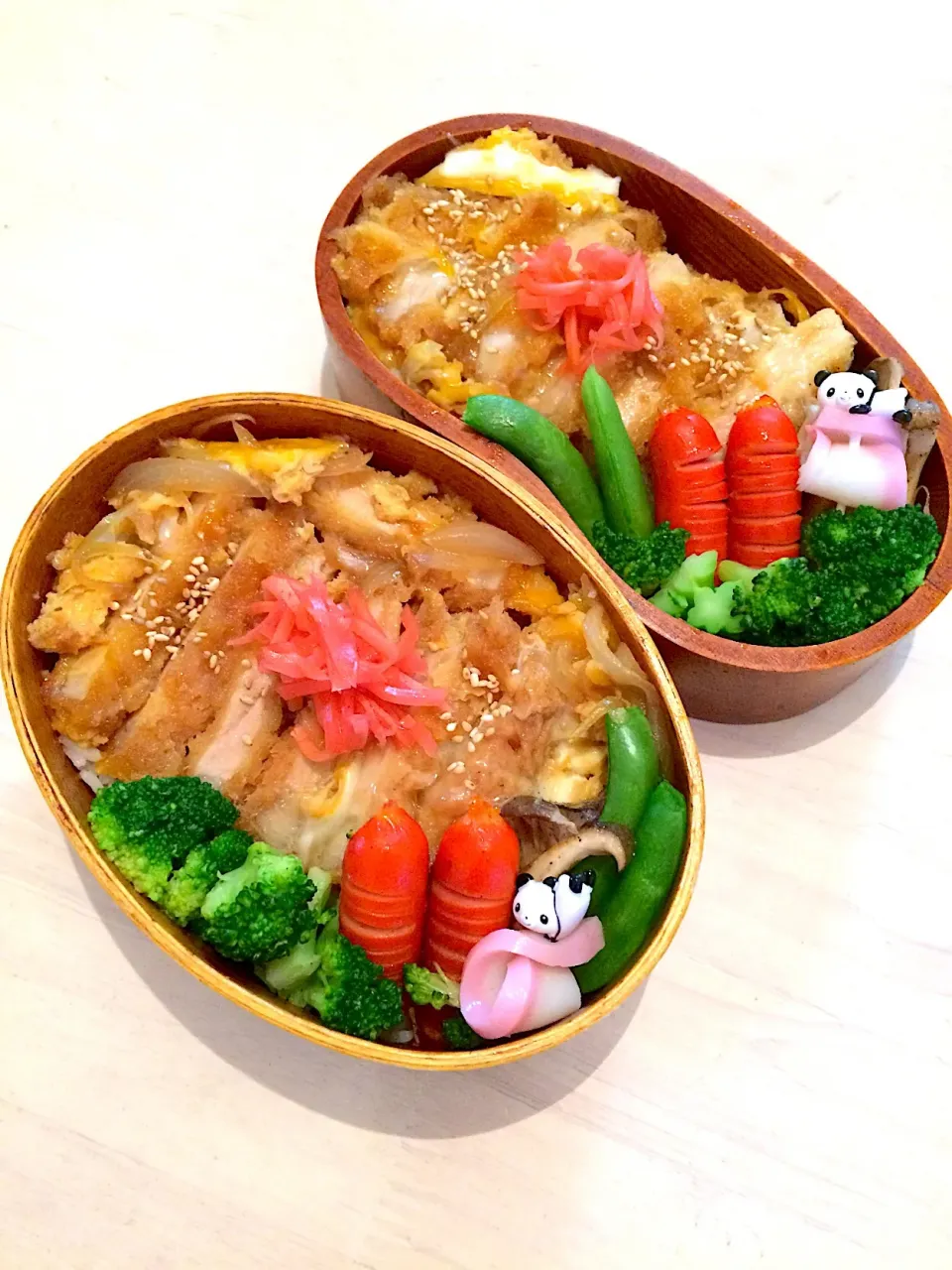 今日の男子弁当 2017/10/19 
カツ丼弁当だよぉ〜🍱

#カツ丼 #赤ウィンナー  #エリンギ焼 #スナップエンドウ  #ブロッコリー|Booパパさん