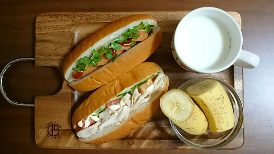 子供朝ご飯🍞サラダチキン、ウインナーサンド、バナナ、牛乳|アンジェさん