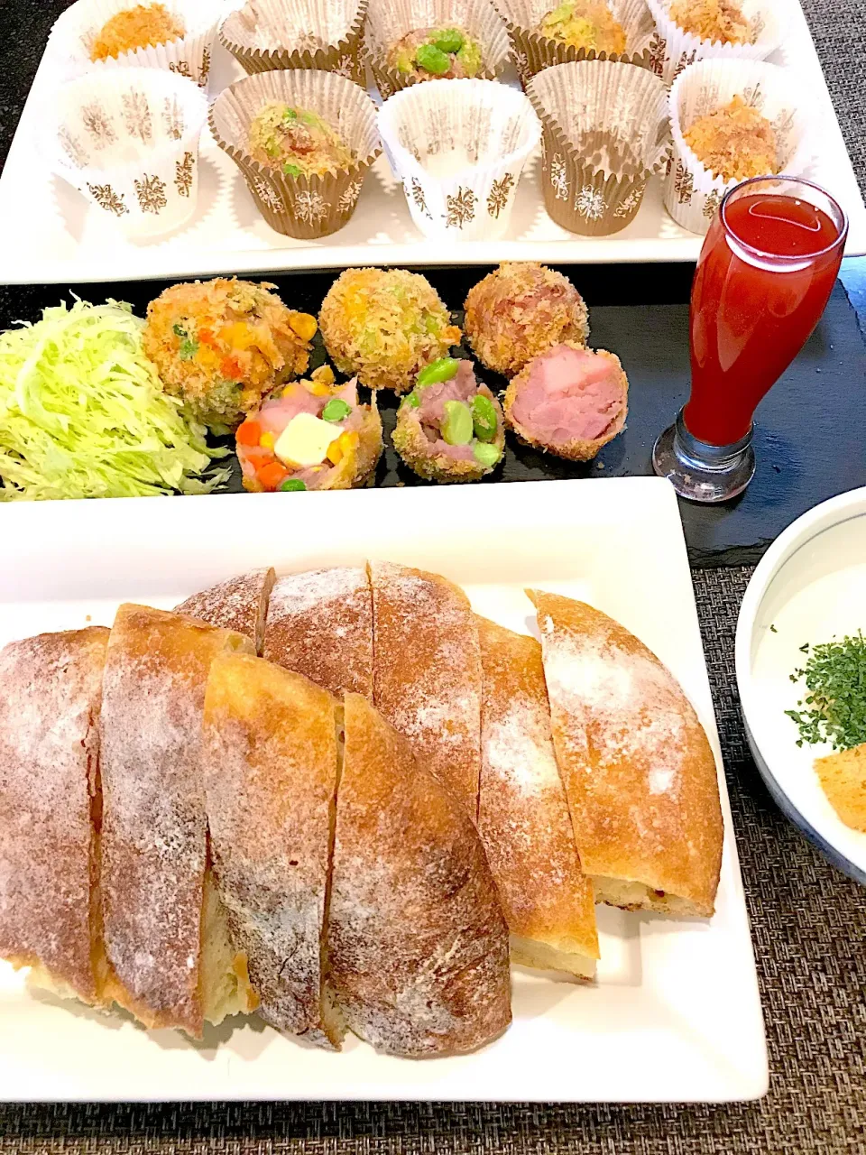 冷たい雨の朝だけど
あったかい朝ごパン
チャバタ焼きました。|シュトママさん