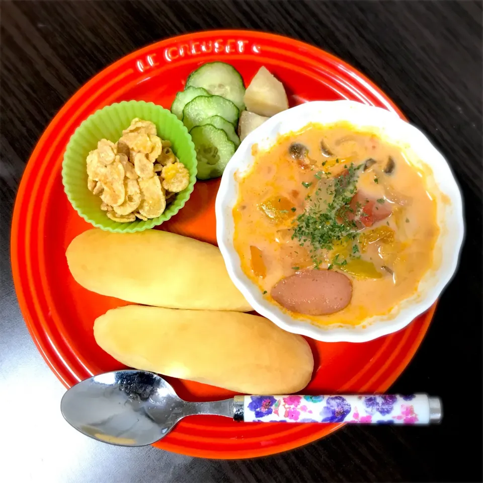 10/19❁息子朝ごはん☀️
アンパンマンのスティックパン🥖
コーンフレーク
トマトミルクスープ🍅
(ミネストローネ＋牛乳)
さつまいも🍠|つんさん