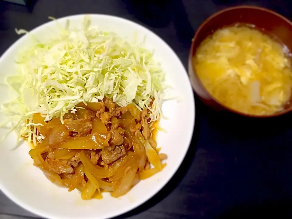 豚のしょうが焼きと卵入りきのこ味噌汁|yuuuさん