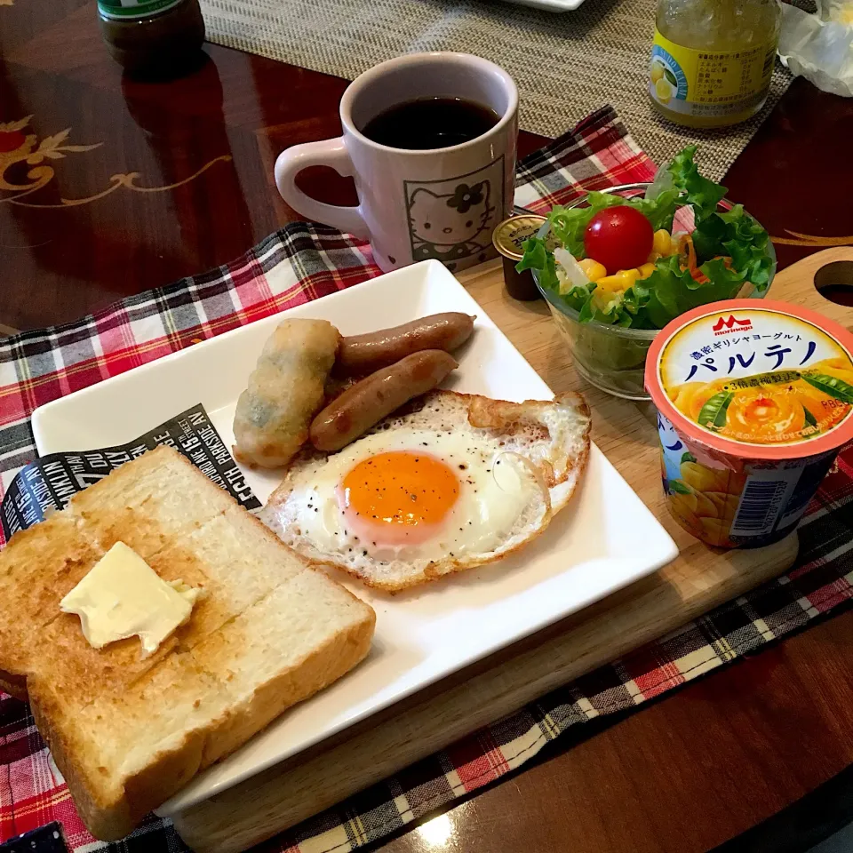 Snapdishの料理写真:今日の朝ごパン(๑´ڡ`๑)バタートースト、目玉焼き、ウインナーソテー、サラダ、ギリシャヨーグルト(ピーチ)、珈琲|mayumiさん