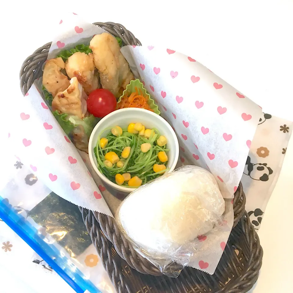 今日のお弁当(๑´ڡ`๑)鮭おにぎり、鶏大葉梅はさみ揚げ、餃子、豆苗とコーンのハーブソテー、キャロットラペ、プチトマト|mayumiさん