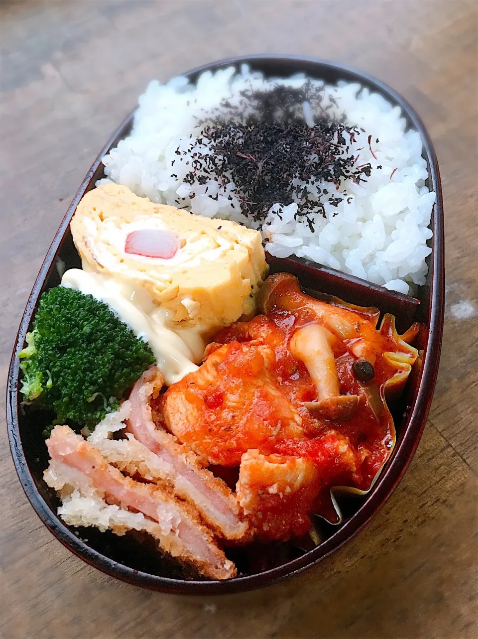 Snapdishの料理写真:今日のお弁当
・鶏むねのトマトソース煮込
・カニカマ入出汁巻き
・ハムカツ|akiさん