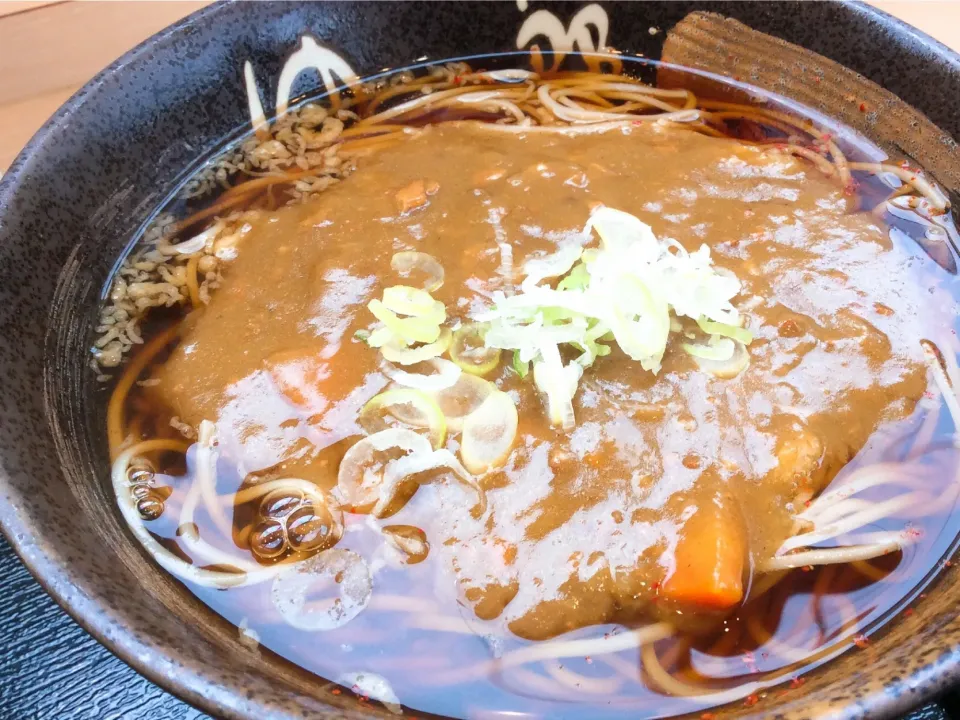 今日も寒いですね〜😵
ってな事で温まります❣️
「カレー蕎麦」😋|アライさんさん