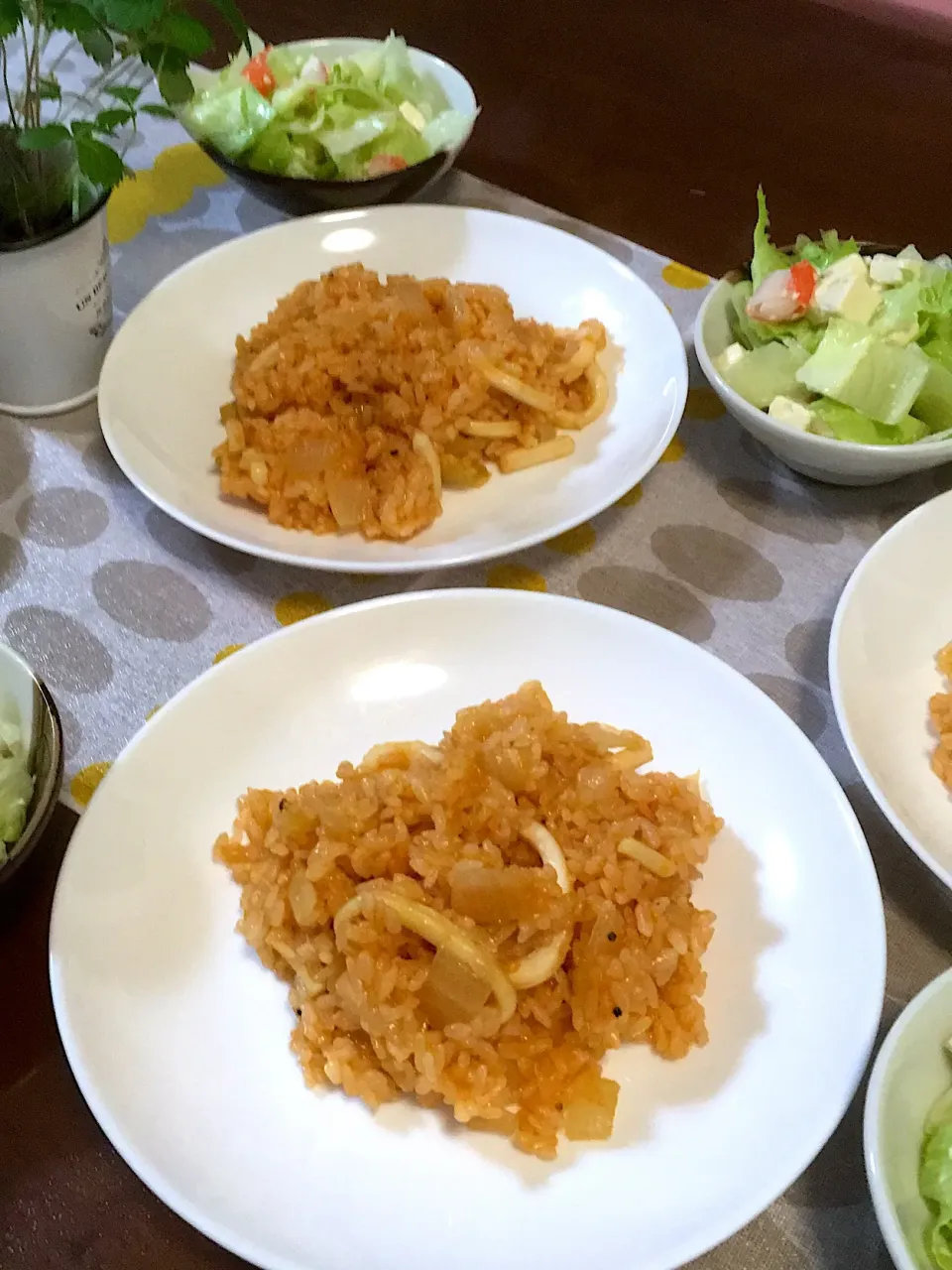 イカのケチャップライスと豆腐とカニカマサラダ♪|けもさん