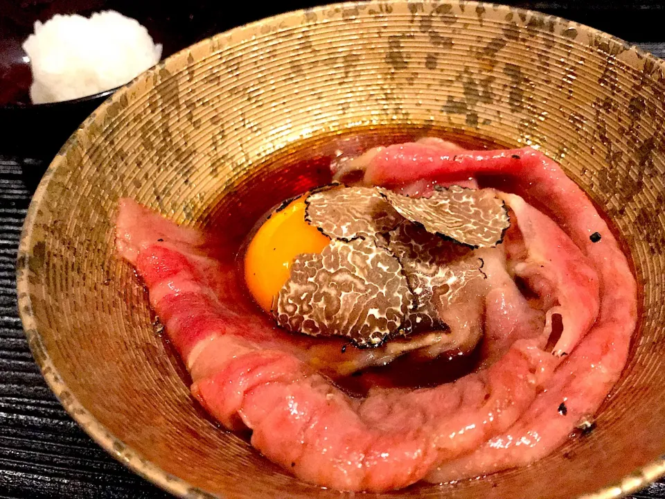 Snapdishの料理写真:和牛サーロインのトリュフすき焼き
ひと口ご飯添え|erindaさん