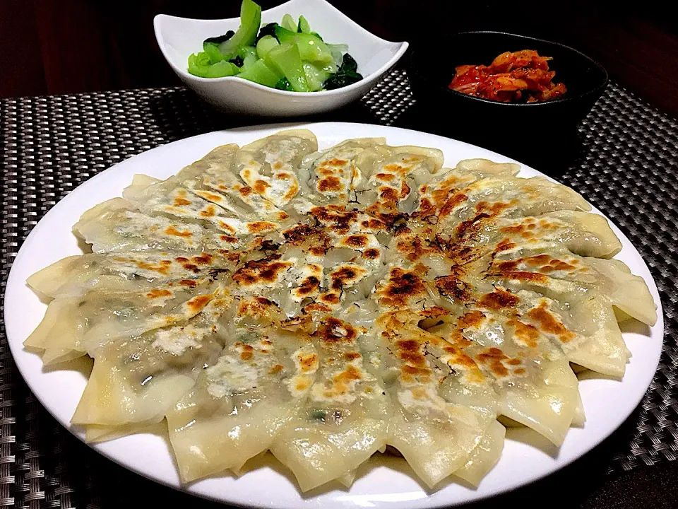 餃子
青梗菜のナムル
キムチ

ご飯とビールが進むくん|みっきーさん