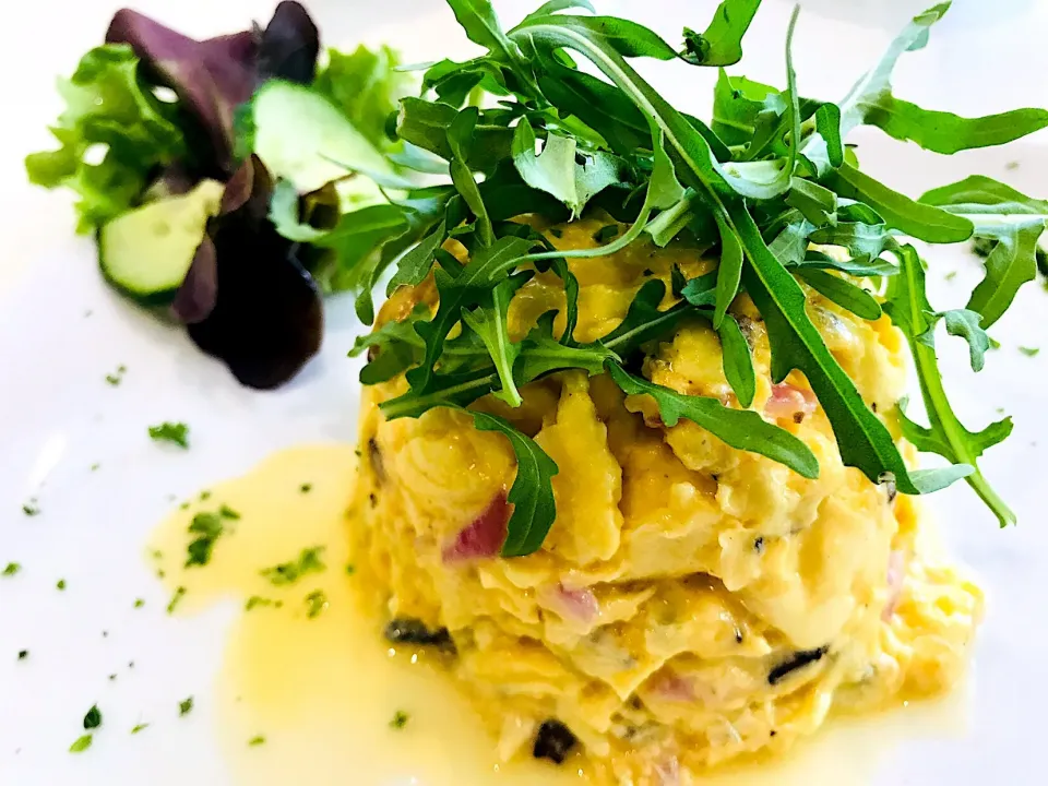 Scrambled eggs, mushroom, red onion, cheese & rocket|Sergio Lacuevaさん