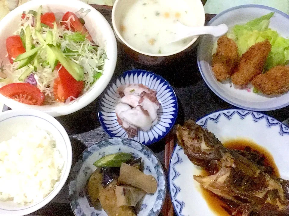 今夜の夕食です。メバルの煮付け、カキフライ、タコ刺身、茄子と高野豆腐とオクラの煮物、サラダ、御飯少々です。|詳智　片山さん