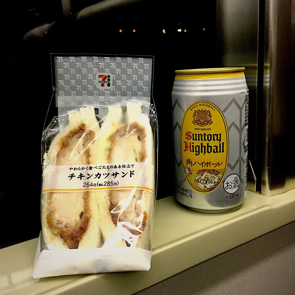 Snapdishの料理写真:世界の車窓から♬ (▰˘◡˘▰)☝︎
#世界の車窓から #ハイボール #角ハイボール #チキンカツサンド #セブンイレブン #乾杯|Yoshinobu Nakagawaさん