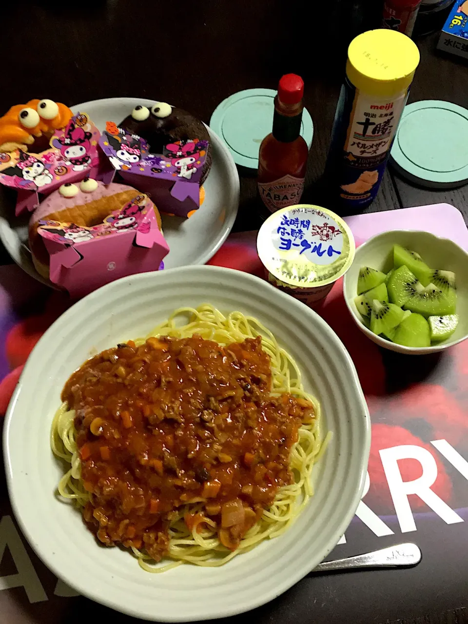 手作りのミートソースでパスタ！キウイとヨーグルト、頂き物のドーナツ🍩💕|ライムさん