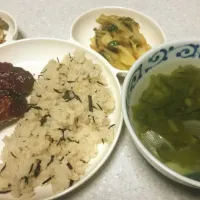 Snapdishの料理写真:ピーマンとちくわとじゃこの炒め
ピーマンの肉詰め
ひじきとアミエビのご飯
セロリの金平
かぶの葉と大根の葉の中華スープ|あまねさん