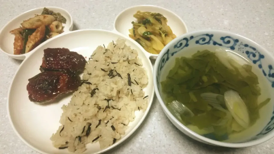 ピーマンとちくわとじゃこの炒め
ピーマンの肉詰め
ひじきとアミエビのご飯
セロリの金平
かぶの葉と大根の葉の中華スープ|あまねさん