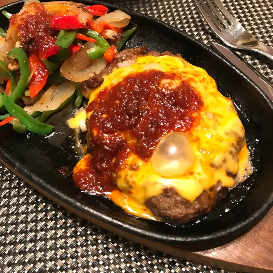 Snapdishの料理写真:松阪肉粗挽きハンバーグ😋|Hironobuさん