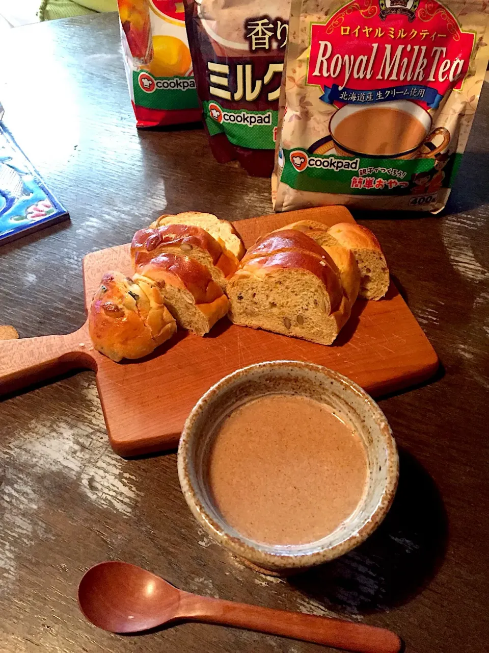 Snapdishの料理写真:ロイヤルミルクティーとカボチャパンで簡単朝食|chiiさん