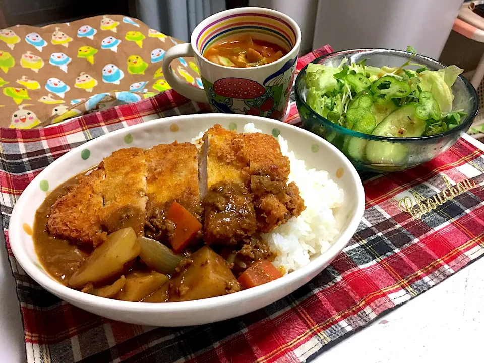 Snapdishの料理写真:カツカレー  グリーンサラダ  ミネストローネ|石川洋子さん