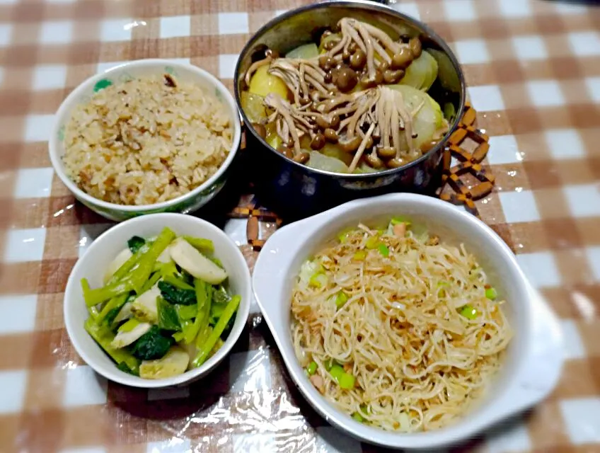 イワシの丸干し炊き込み御飯
小松菜と蕪の粉チーズ和え
そ～みんちゃんぷる
根菜類と茸蒸し|時雨さん