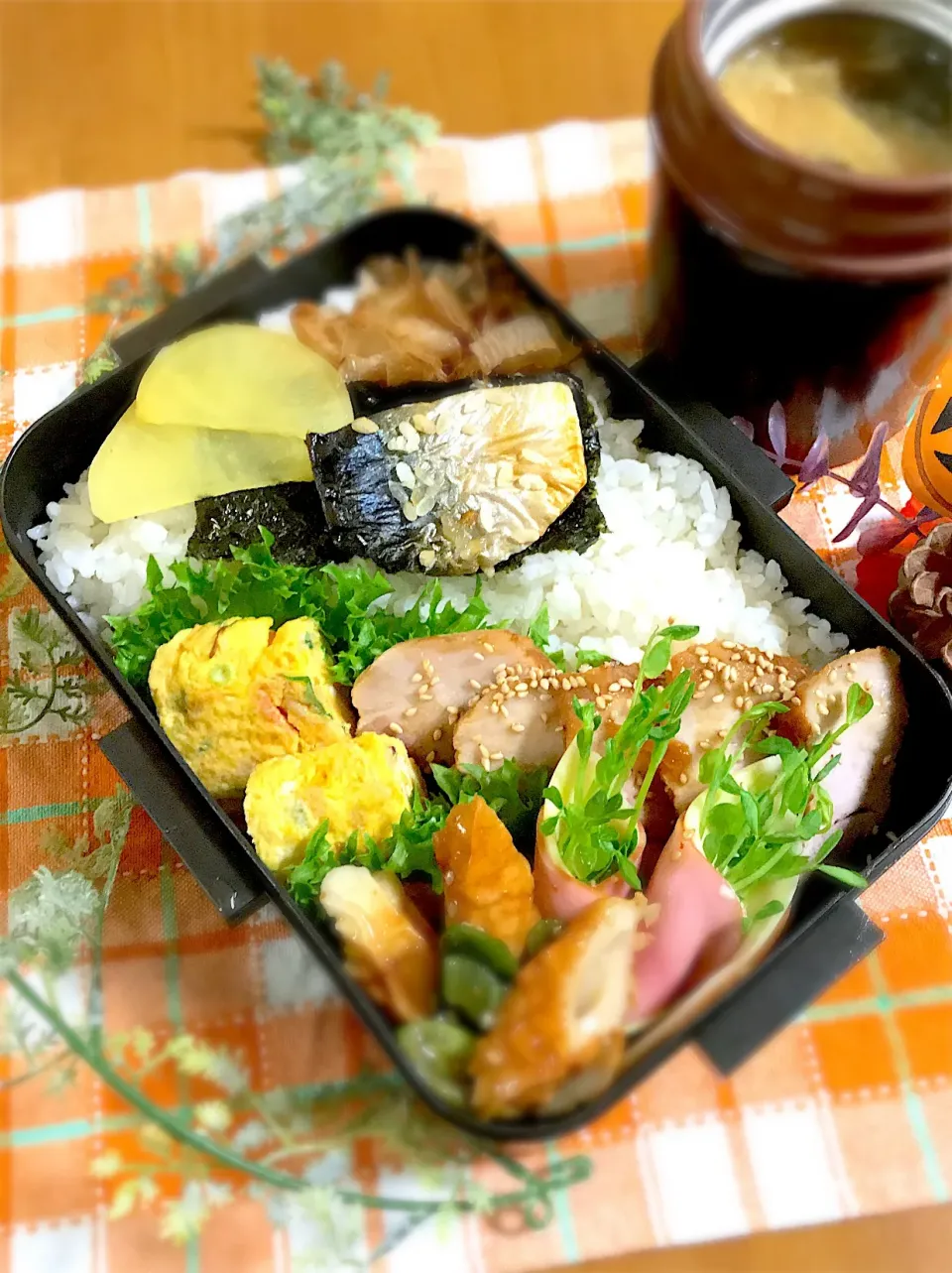 Snapdishの料理写真:旦那ちゃん弁当🎶
焼き鯖
煮豚
カニカマネギ入り玉子焼き
チーハムくるりん
竹輪と葱のピリ辛炒め
あげとお豆腐の味噌汁|BooBooさん