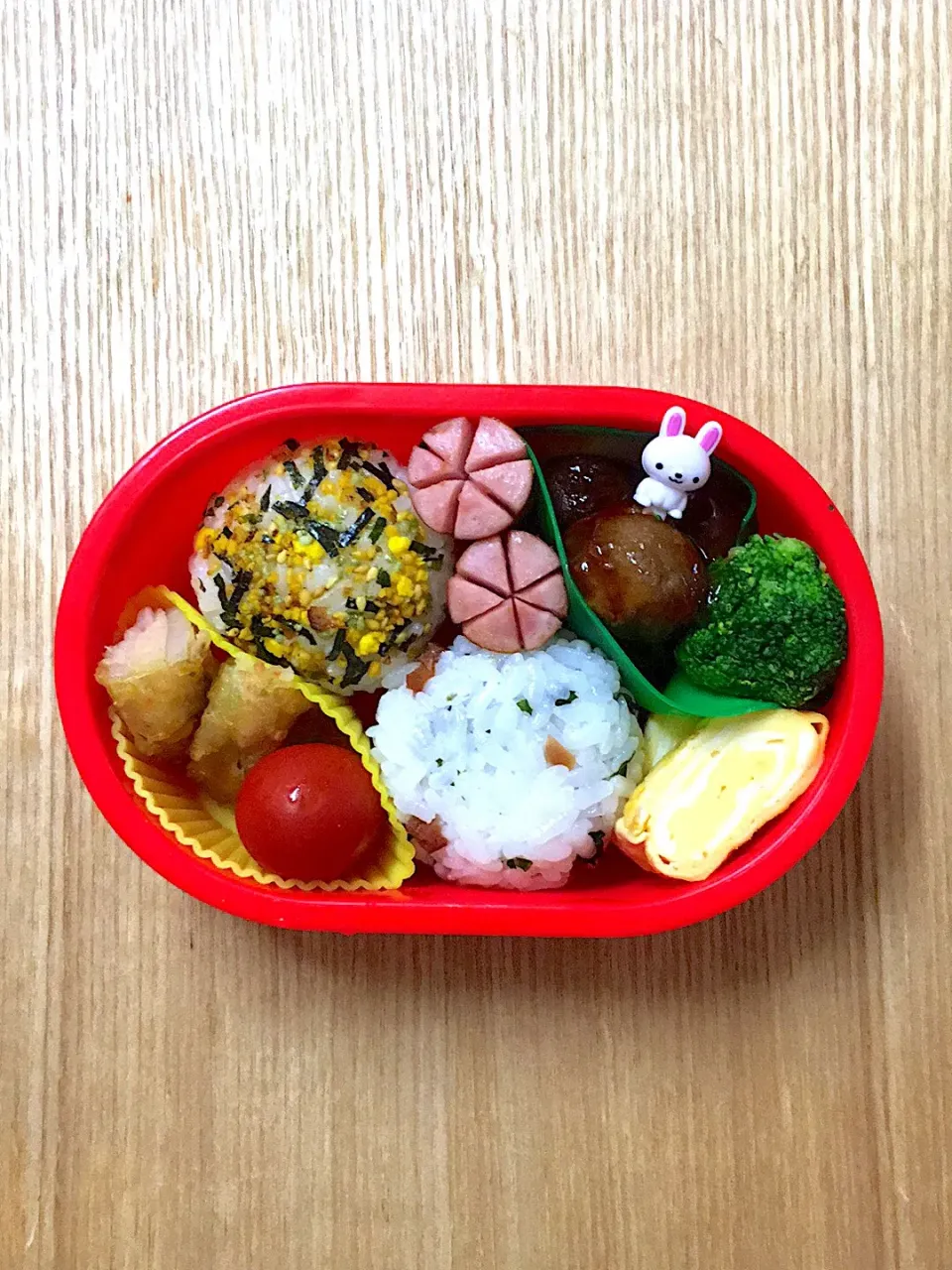 Snapdishの料理写真:#ムスメ弁当 

ミートボール、レンコンはさみ揚げ、卵焼き、ソーセージ、ブロッコリー、ミニトマト、おにぎり|mossan＠OSAKAさん