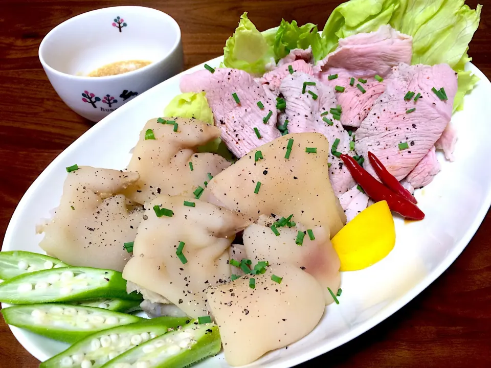 茹でたて豚足と豚厚切り肉しゃぶ🍖🍀|ぱぴこ家さん