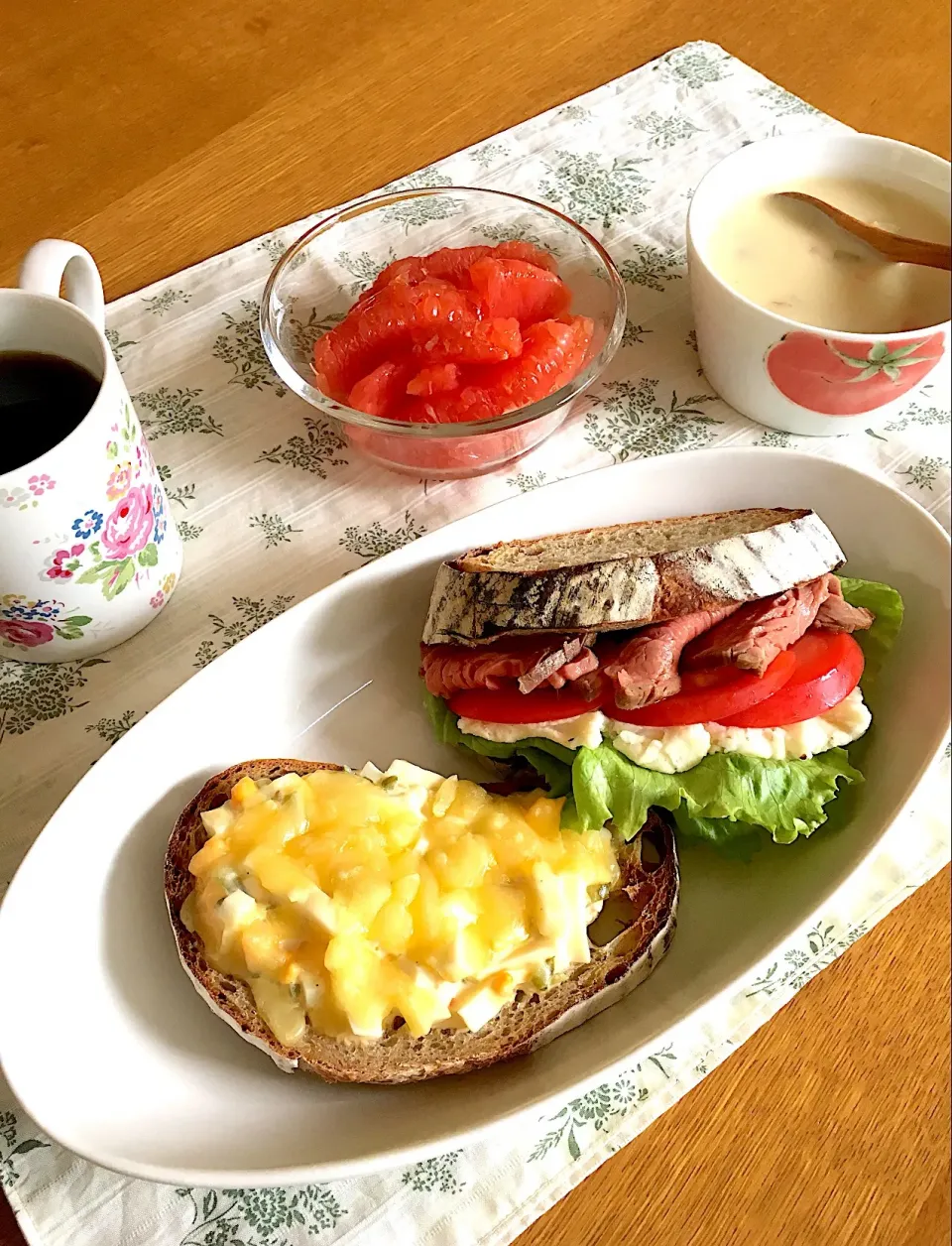 昨日焼いたカンパーニュで朝食♪
寒い朝はホットコーヒーで☺️|バンビさん