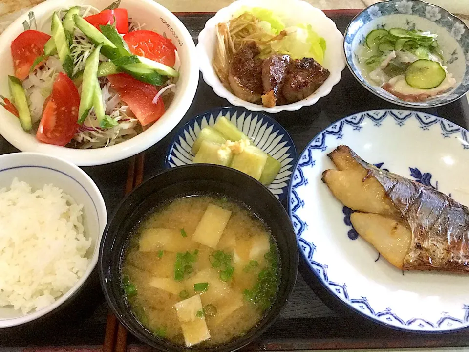 本日の昼食です。鰆の味噌漬け焼き、胡瓜と蛸と春雨の酢の物、牛ヒレ肉の一口ステーキ、焼き茄子、サラダ、味噌汁、御飯少々です。|詳智　片山さん