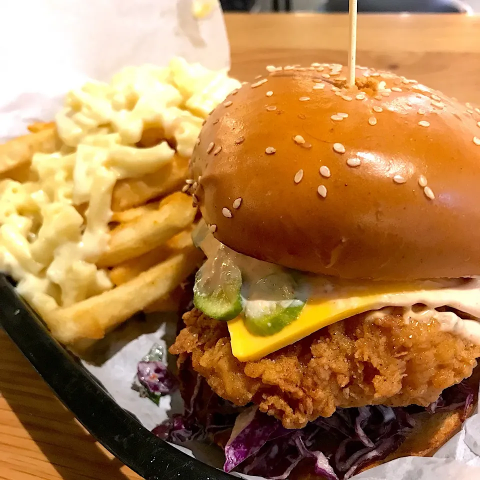 Buttermilk fried chicken breast burger & macncheese fries|Junya Tanakaさん