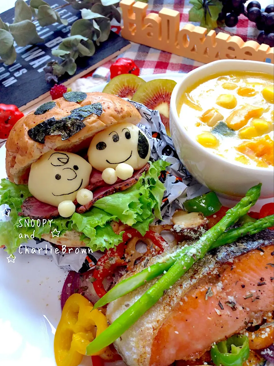 Snapdishの料理写真:スヌーピーなハロウィンランチプレート☆ハンバーガー🍔アップで☆#お昼ご飯 #おうちカフェ #おうちごはん #ハロウィンごはん #キャラ弁 #お子さまごはん #スヌーピー #ハロウィン #お子さまランチ #お子さまプレート #チャーリーブラウン #ハンバーガー #サーモンソテー|Ayumi Furukawaさん