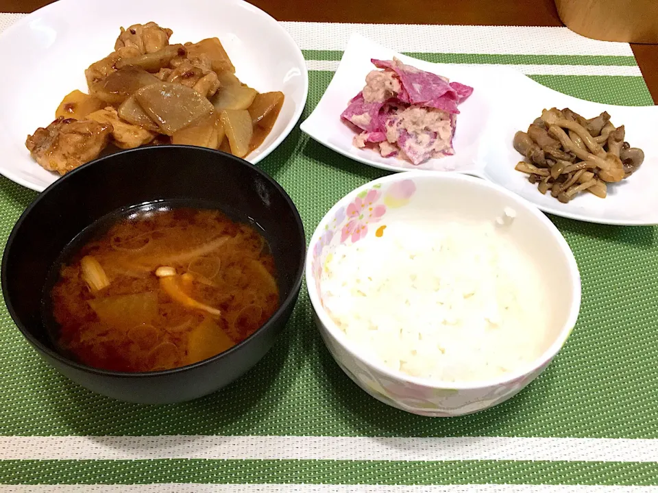 Snapdishの料理写真:大根と鶏肉の中華炒め、きのこのニンニク醤油炒め🍄
サラダ、味噌汁|kumi♡さん