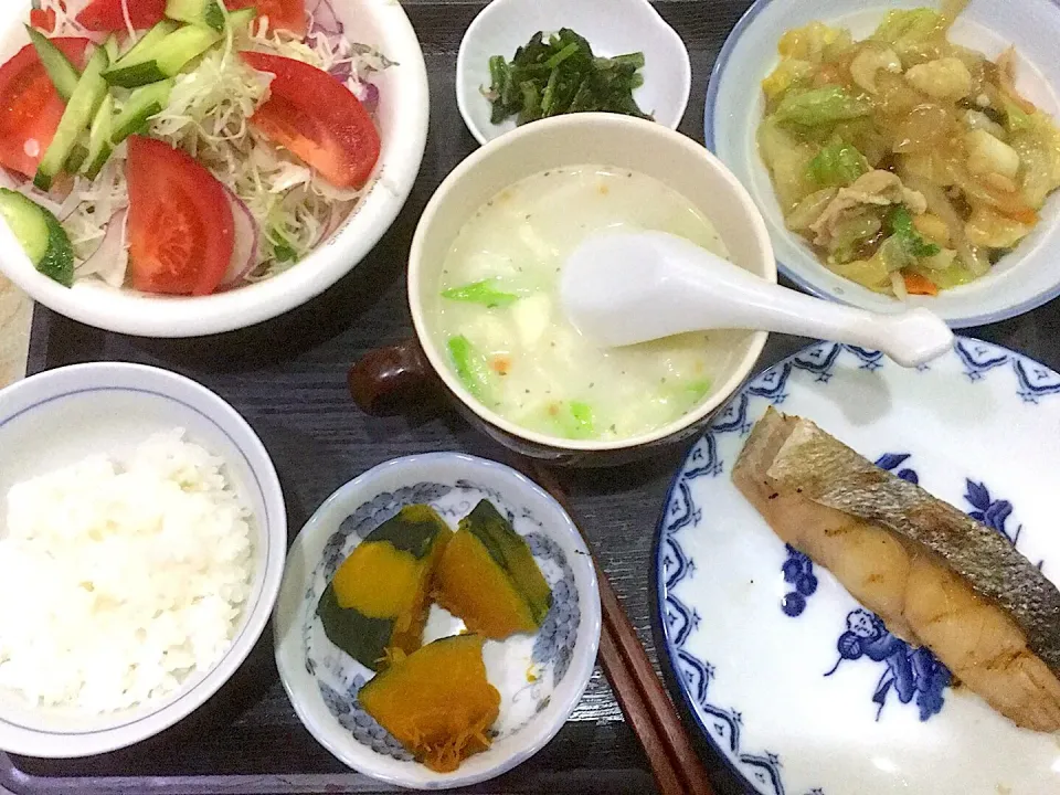 今夜の夕食です。鮭の塩焼き、八宝菜、カボチャ煮物、ほうれん草、カリフラワーとネギのクリームスープ、サラダ、御飯少々です。|詳智　片山さん