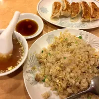 Snapdishの料理写真:金龍園の炒飯と餃子。
パラパラ炒飯とスープが付いて
餃子も美味しい、気配りのある
店は食べていて気分が良い。|popzappaさん