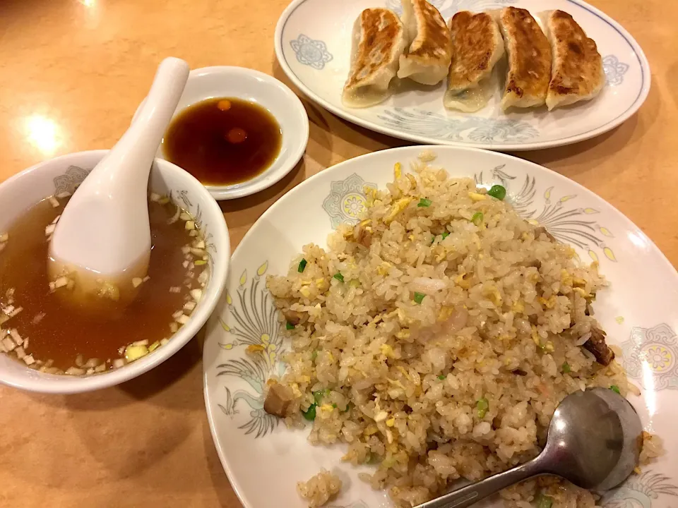 金龍園の炒飯と餃子。
パラパラ炒飯とスープが付いて
餃子も美味しい、気配りのある
店は食べていて気分が良い。|popzappaさん