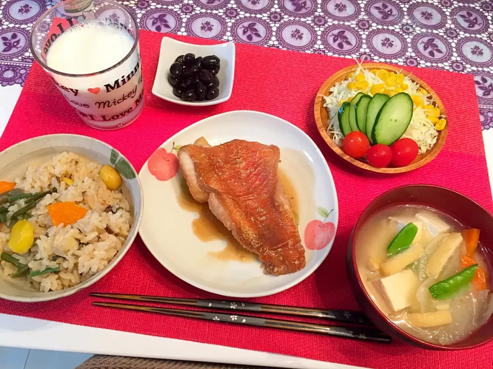 Snapdishの料理写真:赤魚の煮付け、栗ご飯、黒豆、サラダ、味噌汁|Kasumiさん